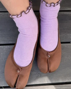 The Petite Ruffled Modal Socks - Lilac + Brown