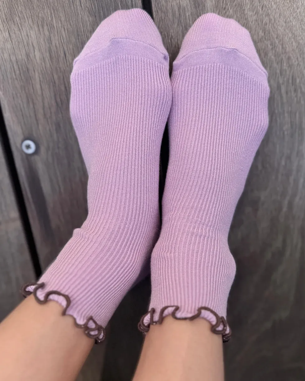 The Petite Ruffled Modal Socks - Lilac + Brown